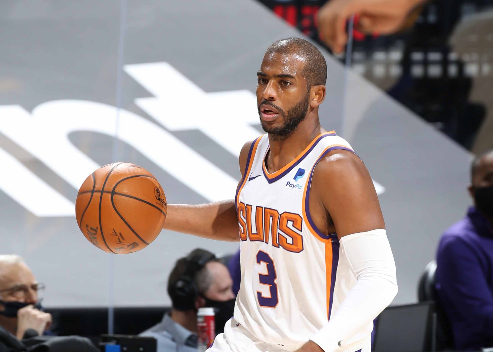 太阳球星三分绝杀，全场观众热烈欢呼，系列事情浏览.