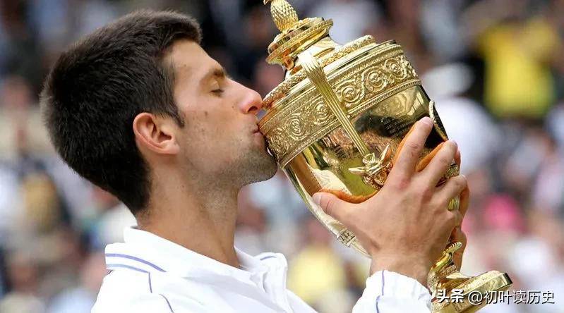 爱游戏官方登录入口费德勒重返赛场，刷新纪录首场状态出色，雄鹿观众沸腾！